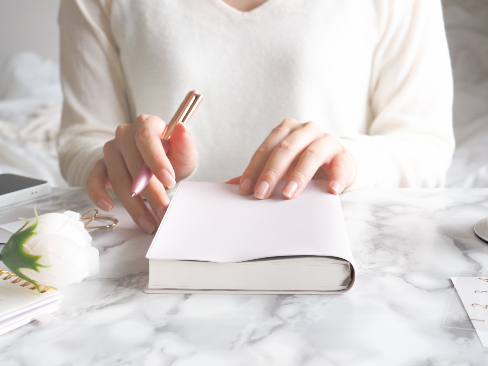 新月の光に照らされたノートとペンの写真（願いごとを書き出すリチュアルのイメージ）