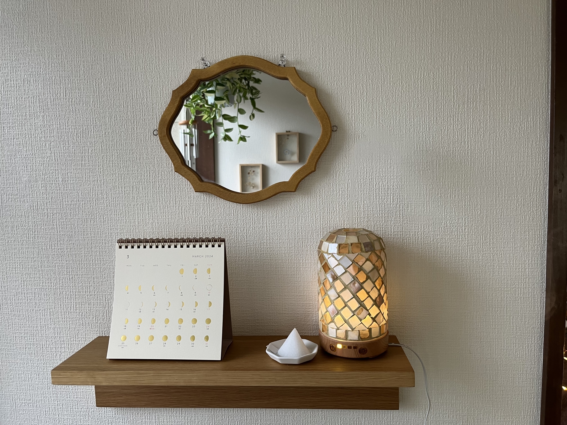 小皿に盛られた塩と白いインテリアの写真（運気をリセットする浄化イメージ）