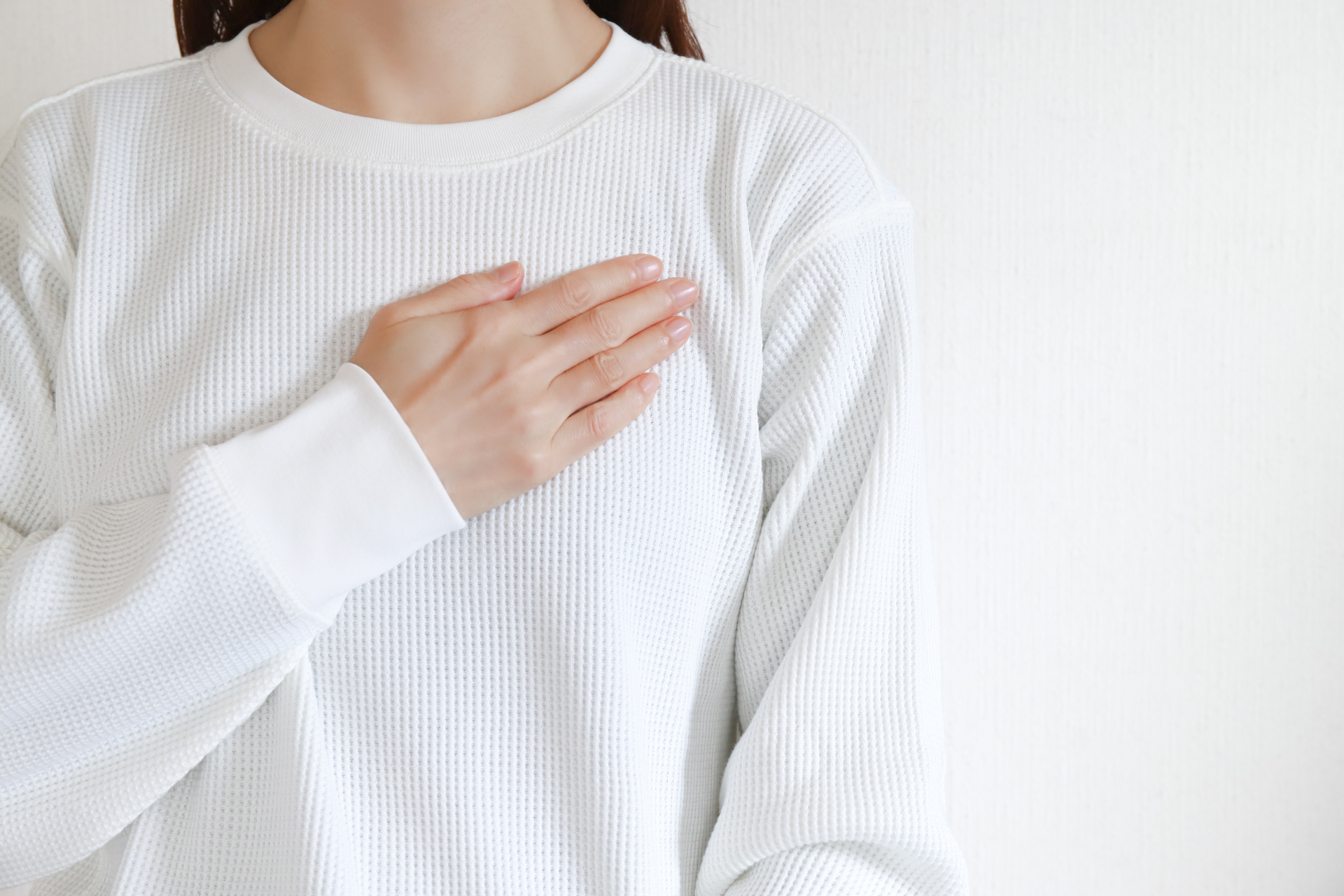 夜の静かな部屋で心を落ち着ける女性の写真(スピリチュアルなリセット時間のイメージ)
