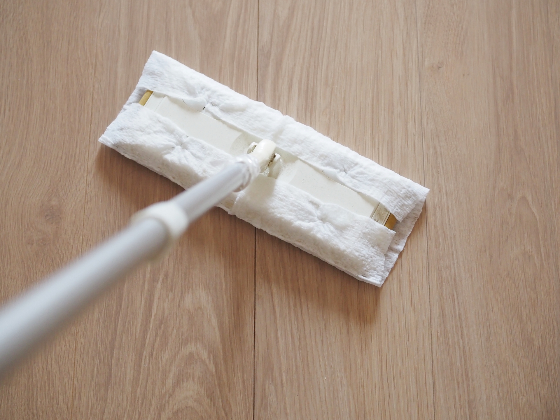 床を拭いて空間を整える掃除のイメージ。心も軽くなる暮らし習慣