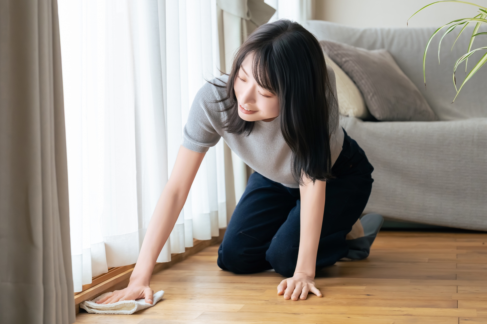 床を拭いて金運を上げる掃除風景の写真