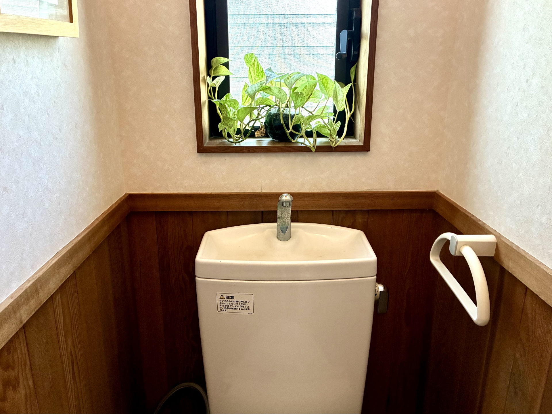 水回りを整えて金運を上げる掃除の様子を表す写真