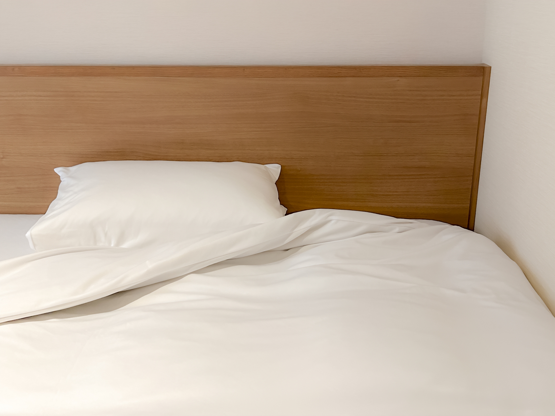 穏やかな寝室の照明と整ったベッド空間（運気を高める風水寝室のイメージ）