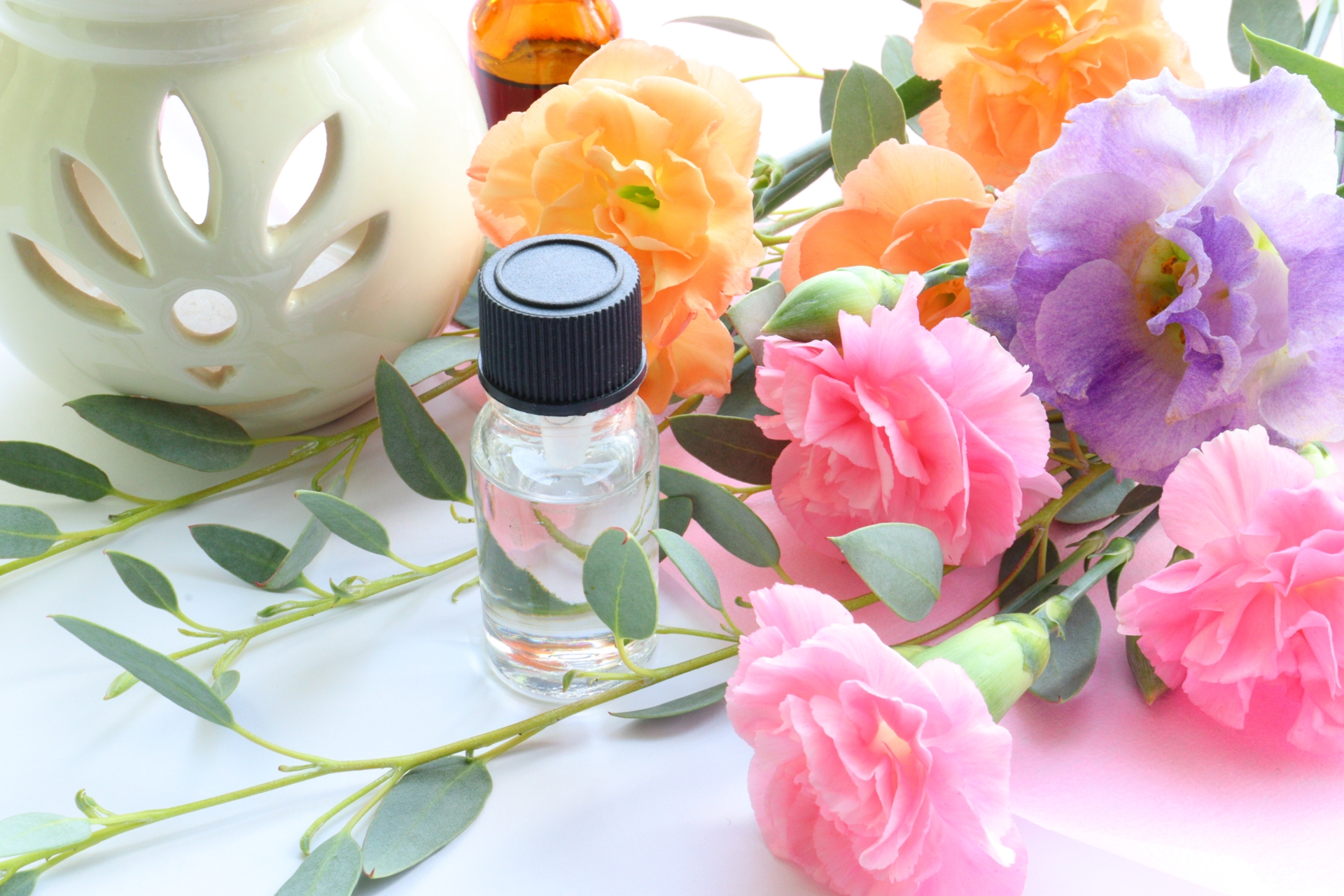 アロマオイルと花で彩られた癒しの空間。香りと音で気分を整えるイメージ