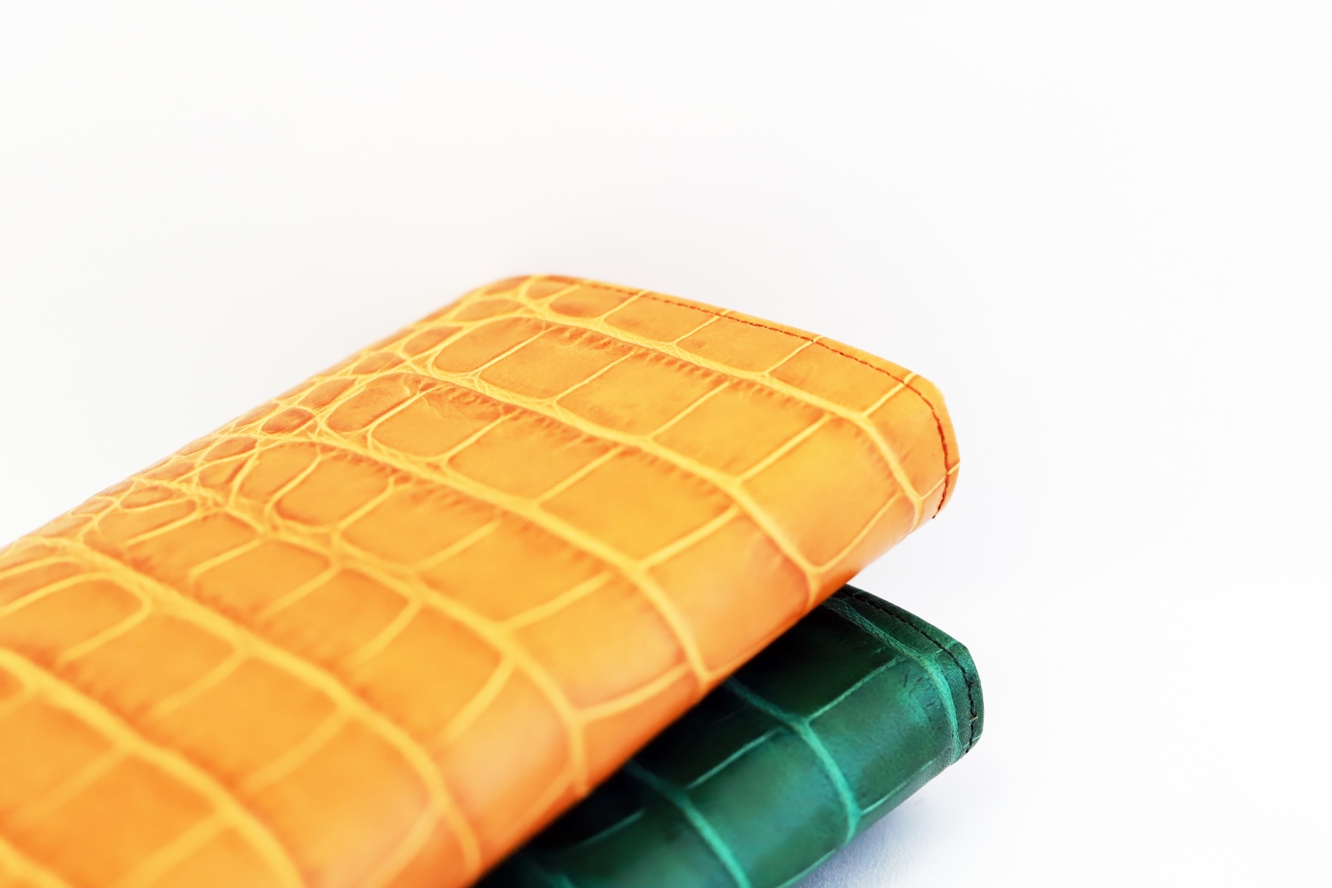 黄色と緑の財布。春の開運日に使い始める金運アップアイテムのイメージ