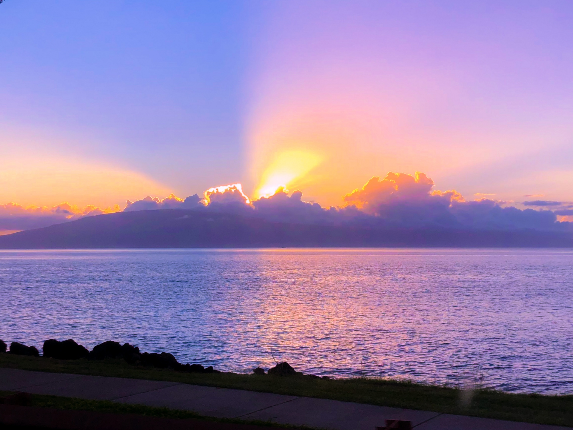夕焼けの海と雲が静かに広がる風景。1日の疲れを癒やす穏やかな夜のリセットをイメージ