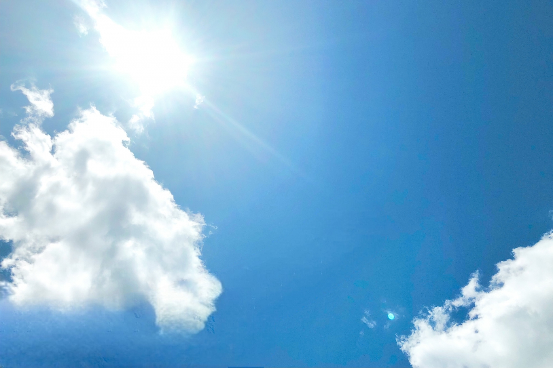 雲の間から太陽の光が差し込む青空。気持ちを切り替え、運気をリセットするイメージ