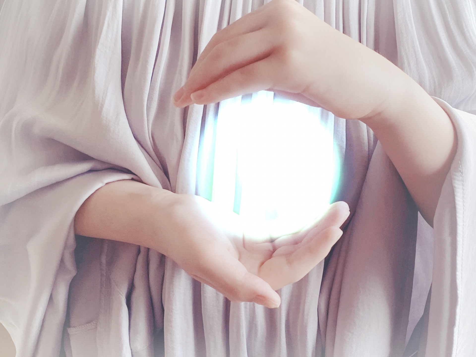 白い光に包まれて心を守るイメージの人物