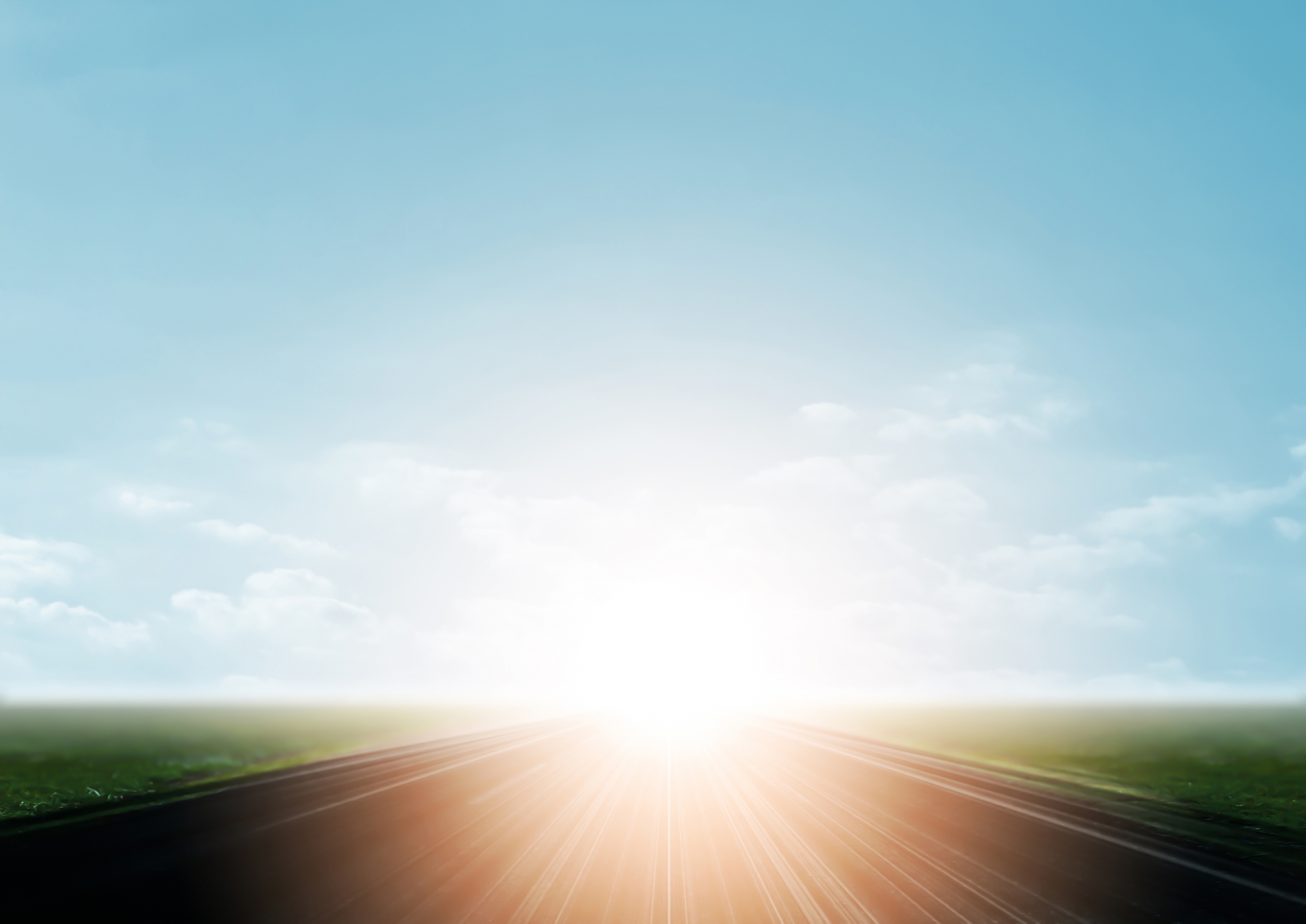 青空と光が広がる道のイメージ。ポジティブな波動と前向きなエネルギーを表現した写真