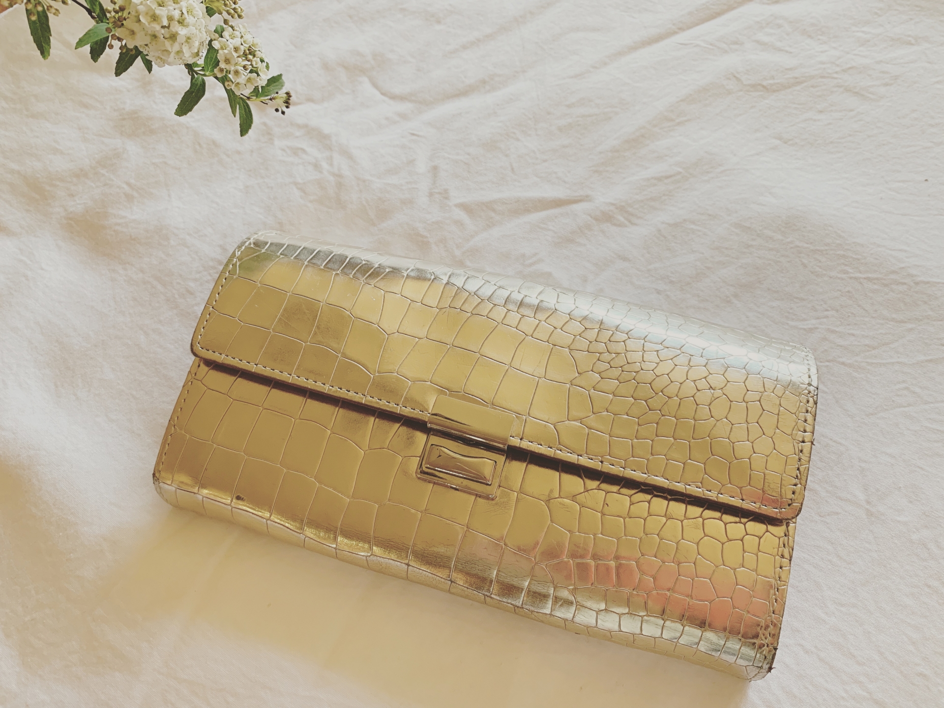 新しい財布を使う前の準備をイメージした写真