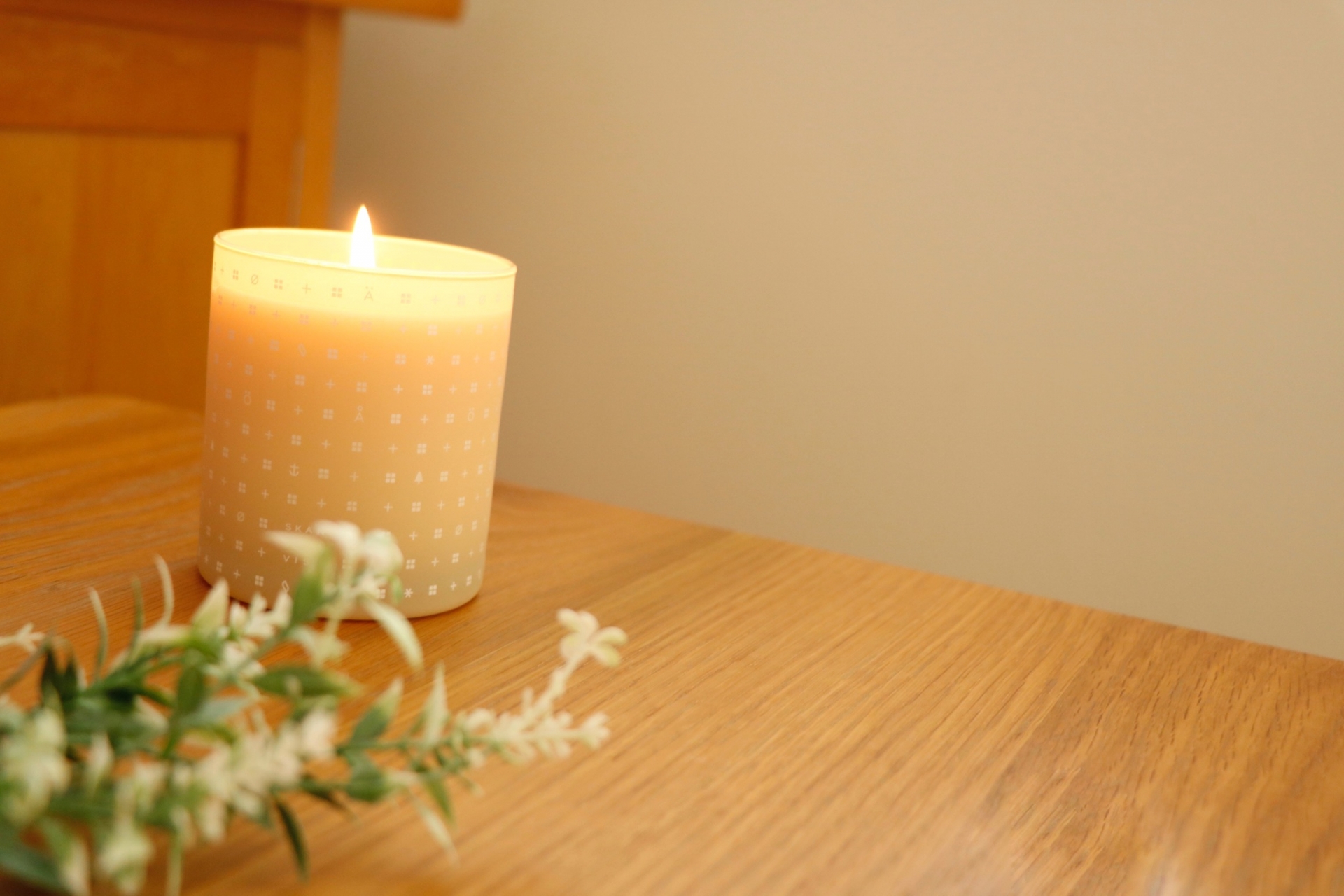 香りと光で部屋を浄化するスピリチュアルな空間の写真