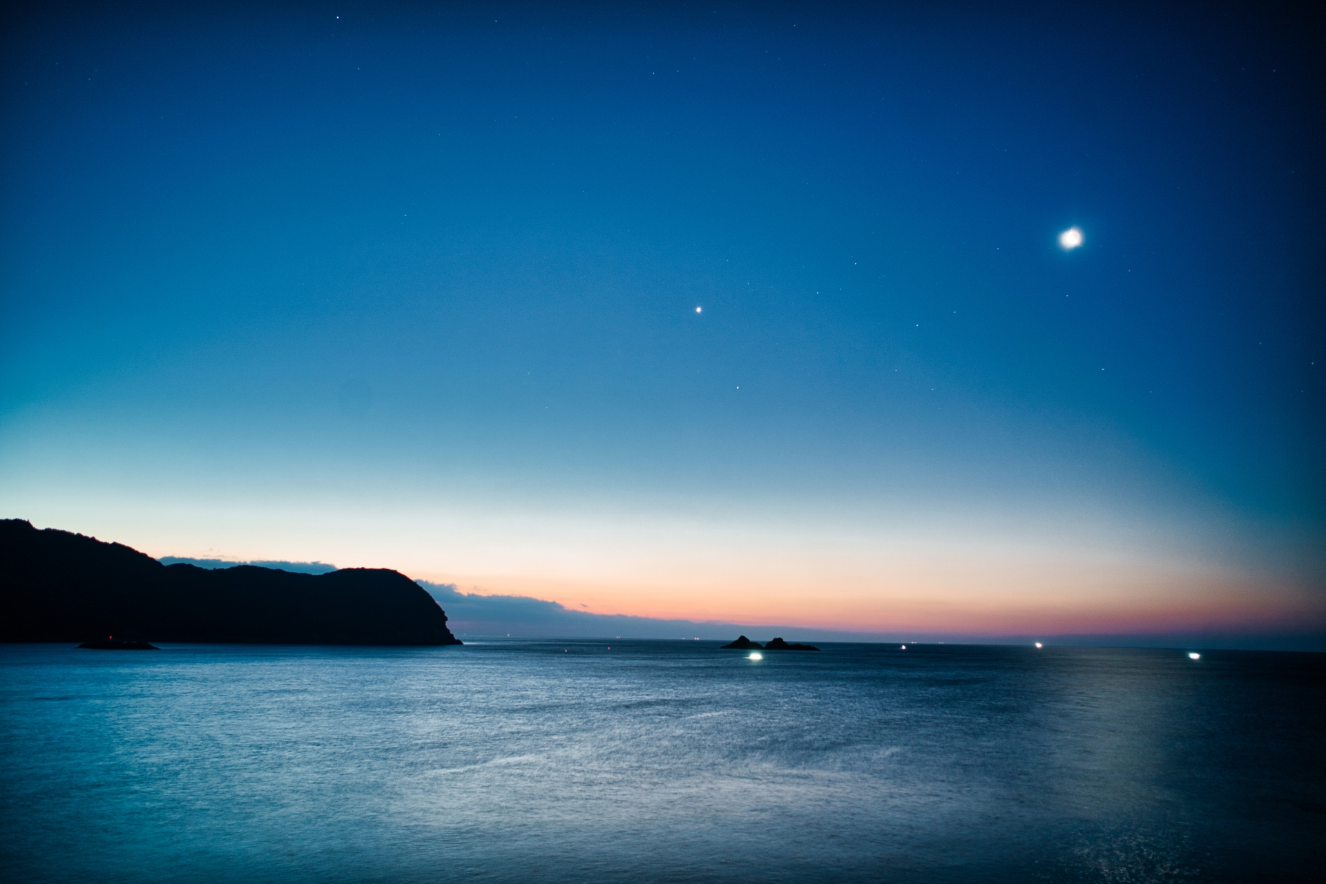 静かな夜の海と星空の風景。寝る前の心を落ち着かせるイメージ