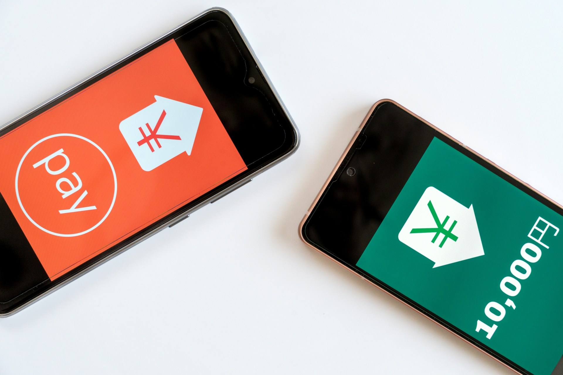 キャッシュレス決済アプリを表示した2台のスマホ。財布とスマホの使い方を整えるイメージ