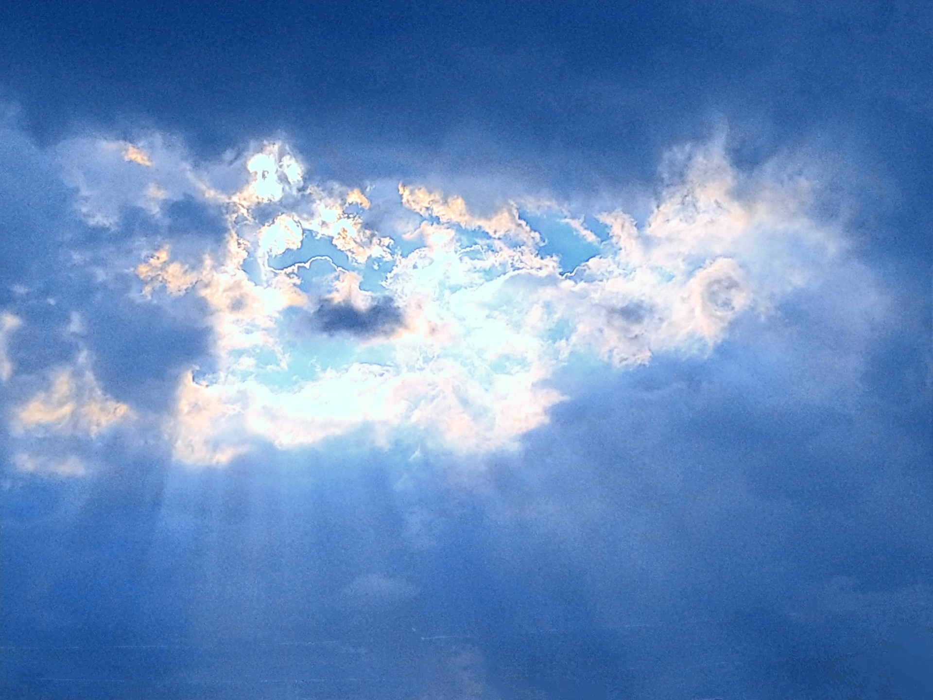 光に包まれた女性が安心して微笑むスピリチュアルな雰囲気の写真