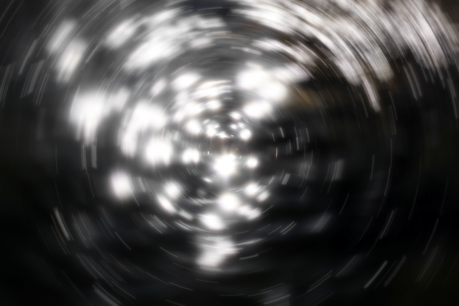 闇の中に差し込む光が広がる抽象的なイメージ。悪夢の後に訪れる心の浄化とリセットを表す光のトンネル