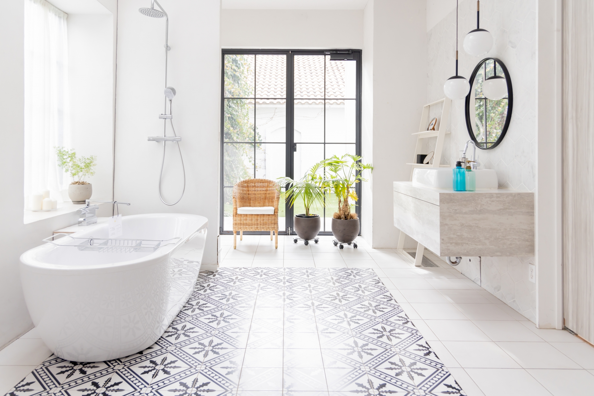 自然光が差し込む明るいバスルーム。白を基調とした空間で心と体を浄化するイメージ