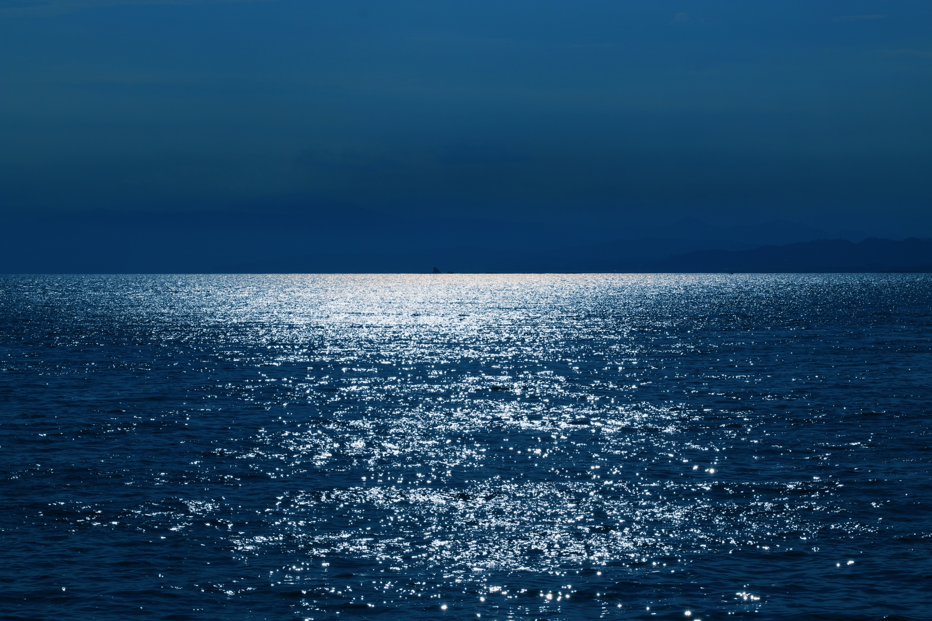 津波の夢を見るスピリチュアルな前兆と変化の意味を表す幻想的な海の写真