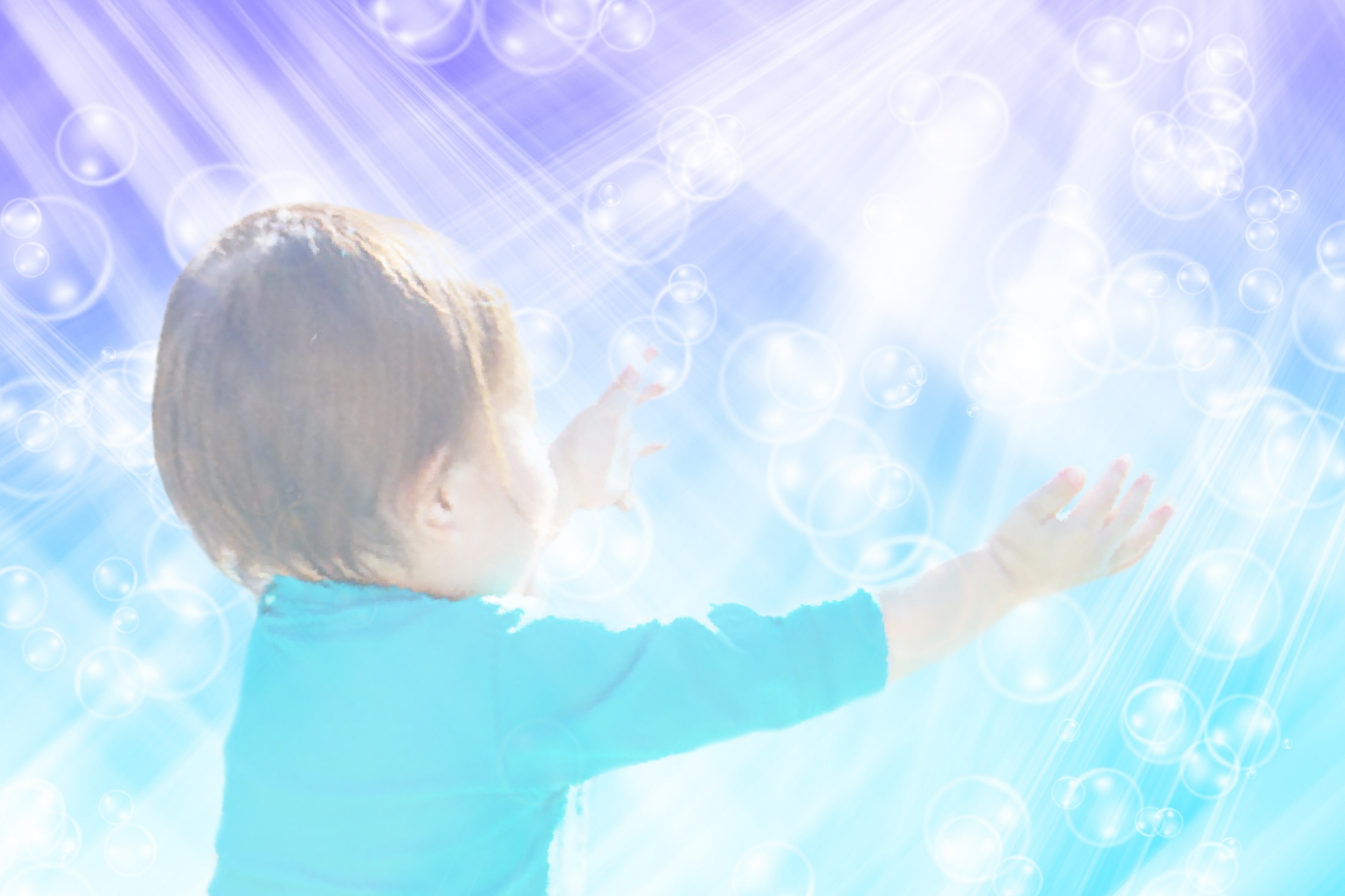 光の中に手を伸ばす赤ちゃんの後ろ姿。新しい始まりや希望を象徴するイメージ