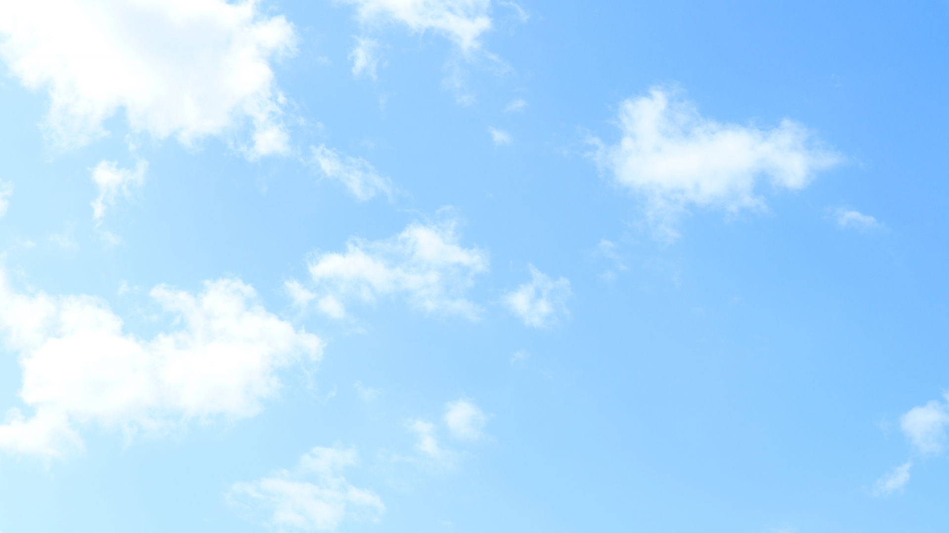 青空と柔らかな雲が広がる、気持ちが落ち着くイメージの写真