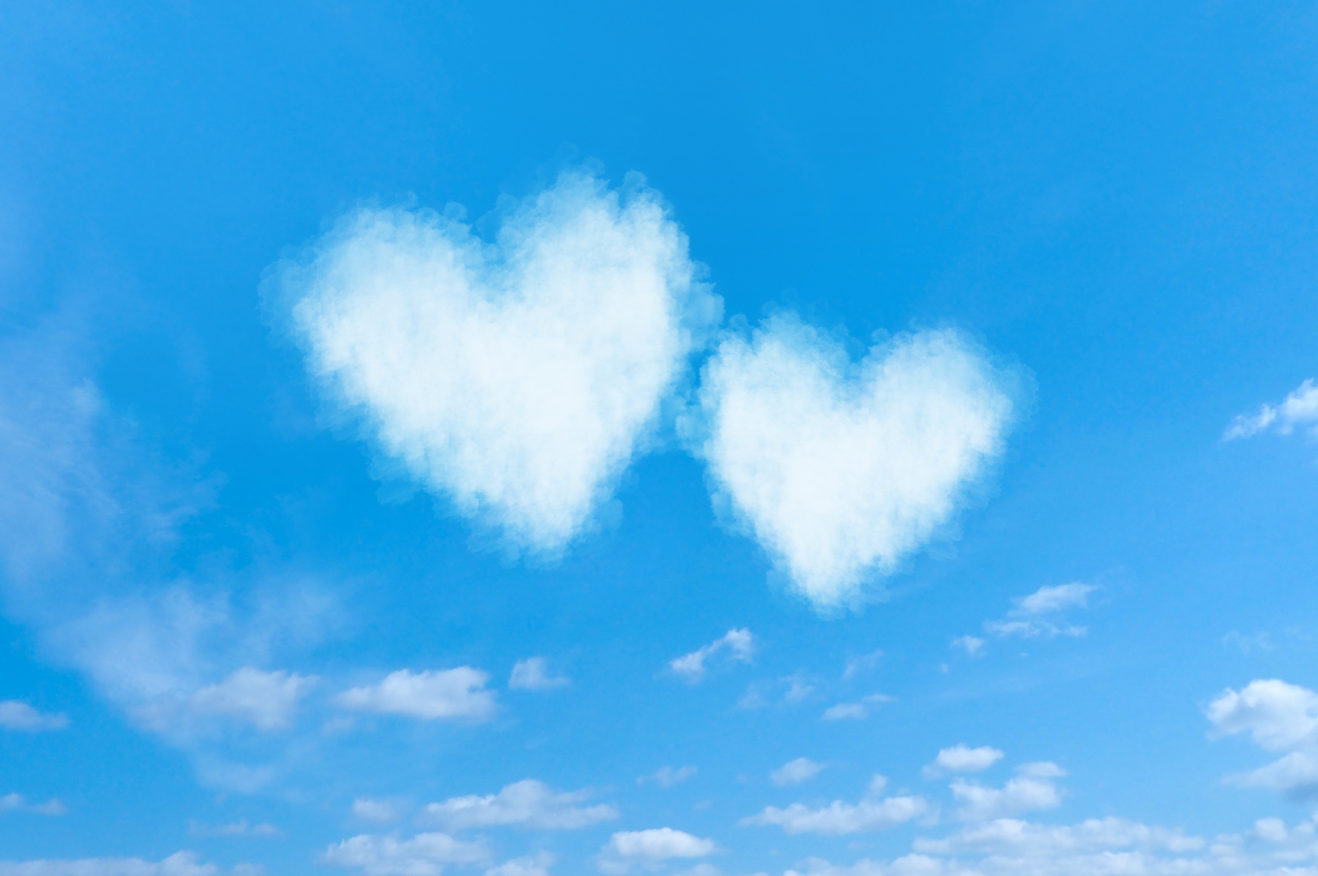 青空に浮かぶハート形の雲の写真。心が軽くなるイメージ