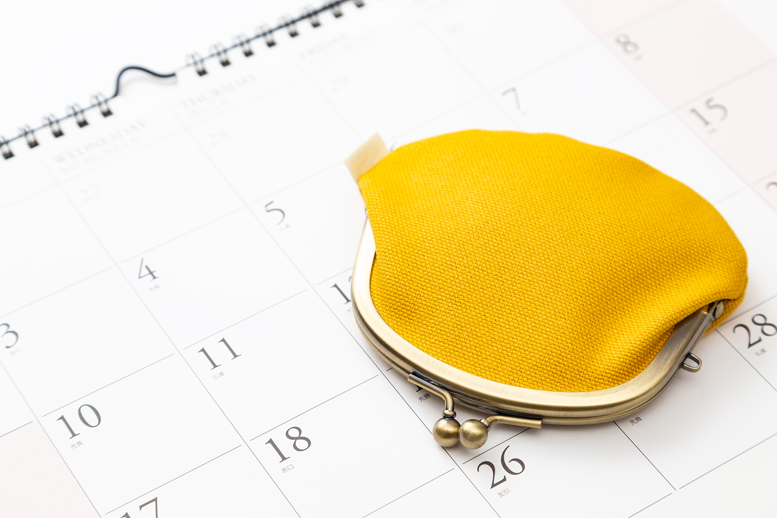 2026年の財布の使い始めに注意したい日と開運日をカレンダーと黄色い財布で表したイメージ