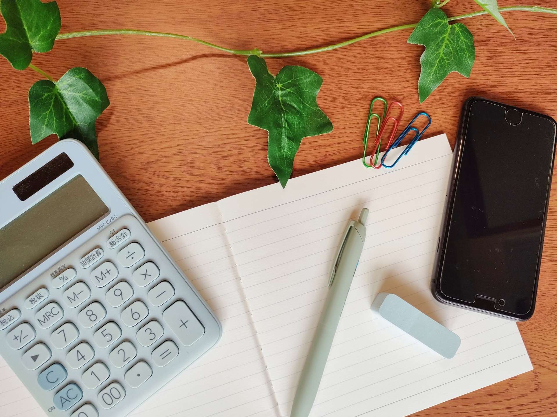 家計管理とお金の流れを見直すタイミングをイメージした机の上の写真